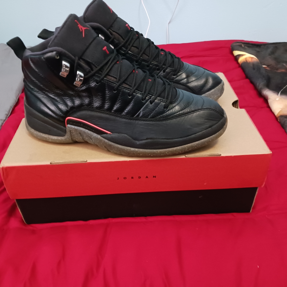 Jordan Men's Black and Red Sneakers